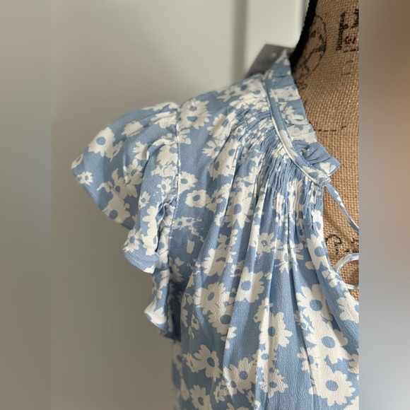 NWT- LOFT top-Charming blue floral top with flutter sleeves and tie-front! - Picture 7 of 7